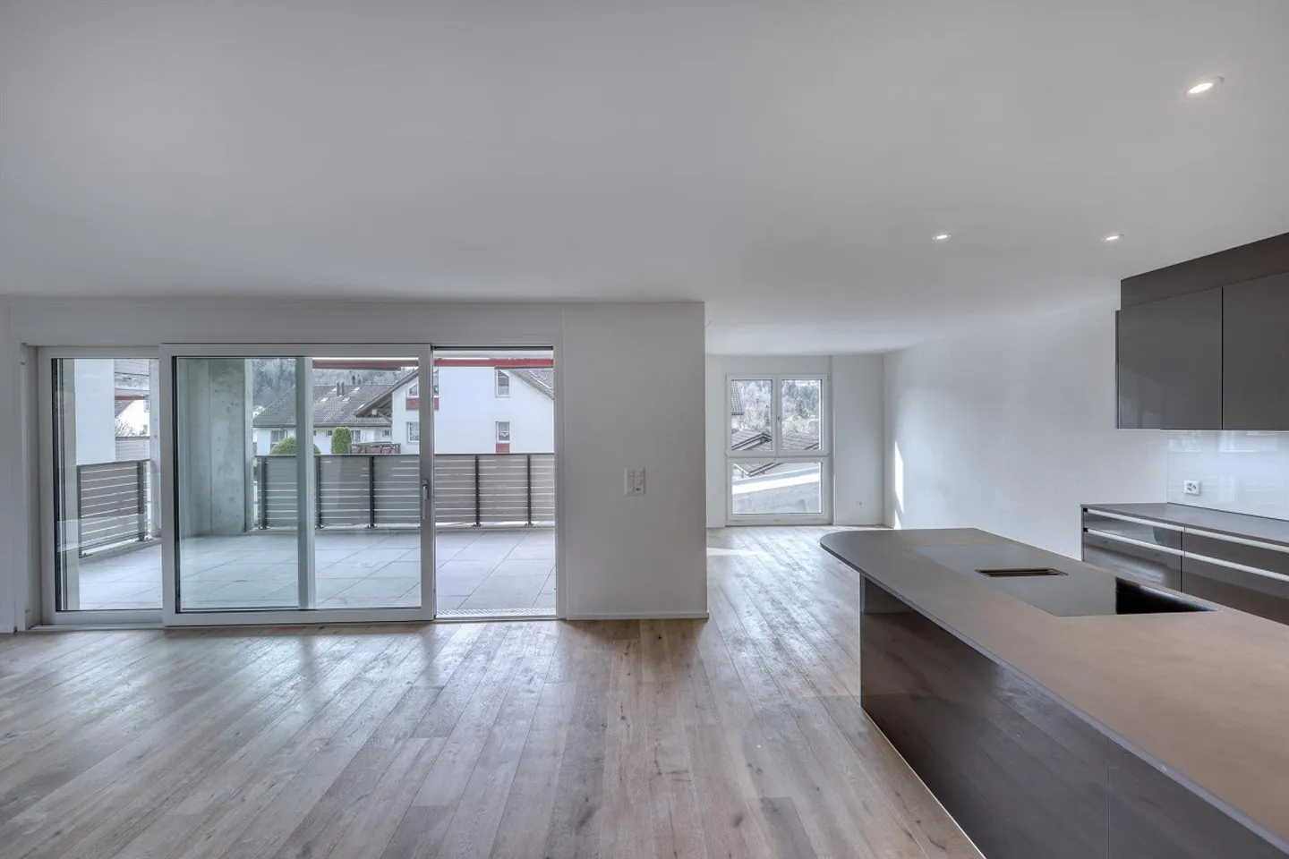Appartement 5.5 pièces avec balcon spacieux - Photo 2 sur 5