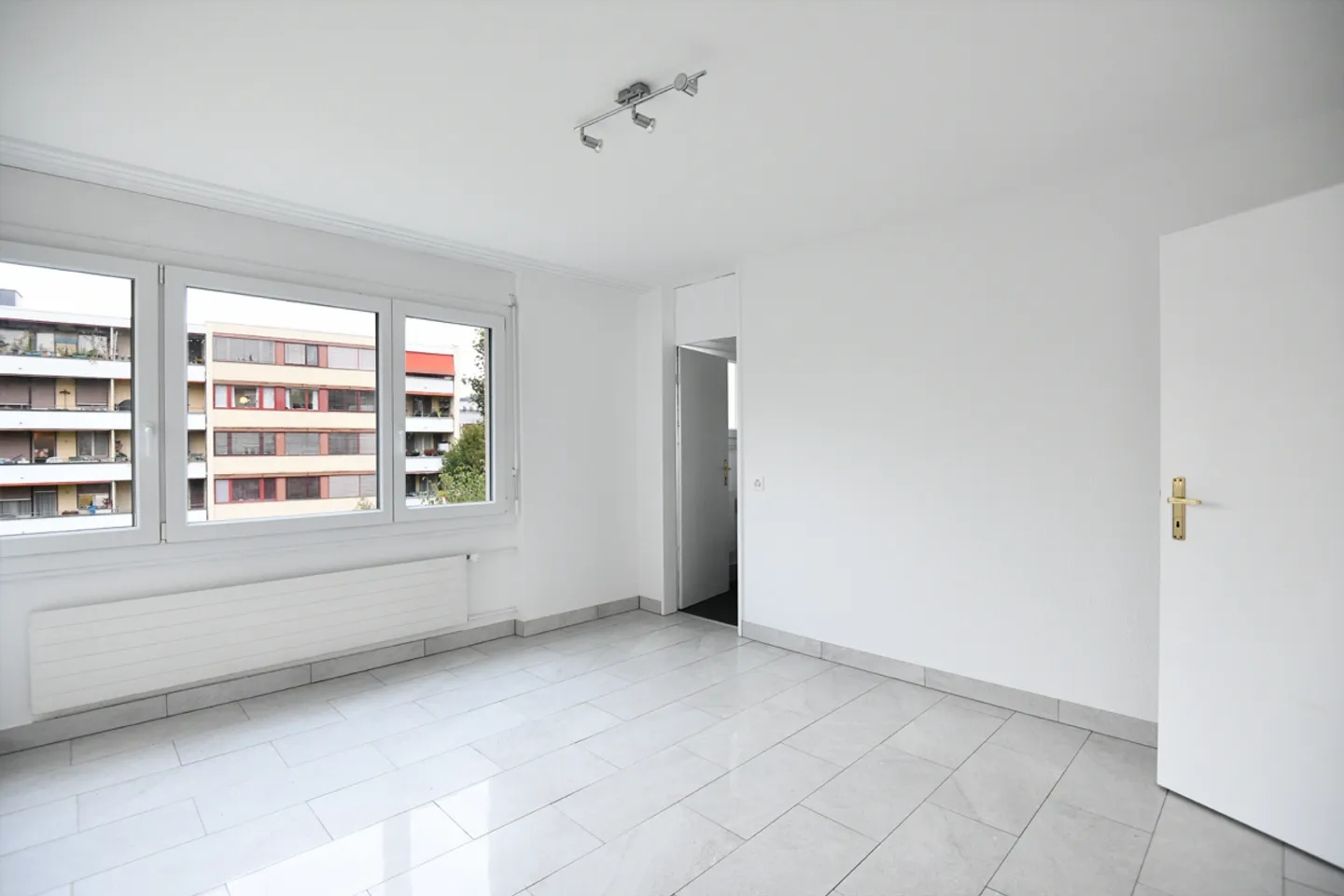 Modern Apartment with Large Balcony - Photo 6 of 12