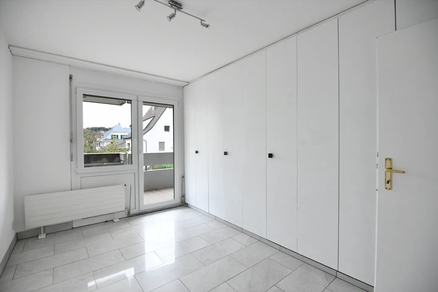 Modern Apartment with Large Balcony - Photo 8 of 12