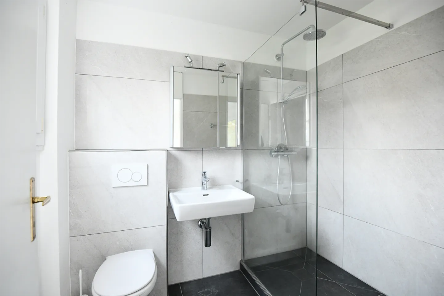 Modern Apartment with Large Balcony - Photo 9 of 12