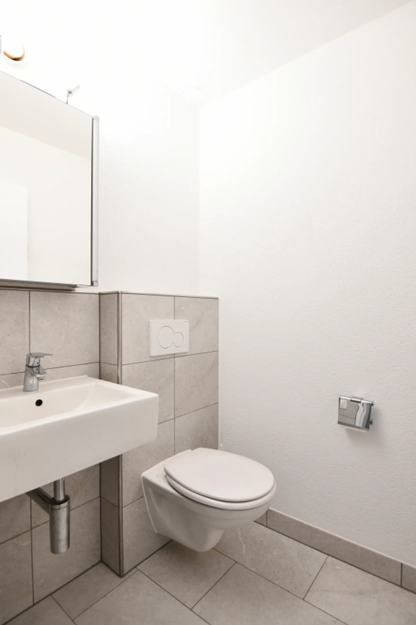 Modern Apartment with Large Balcony - Photo 11 of 12