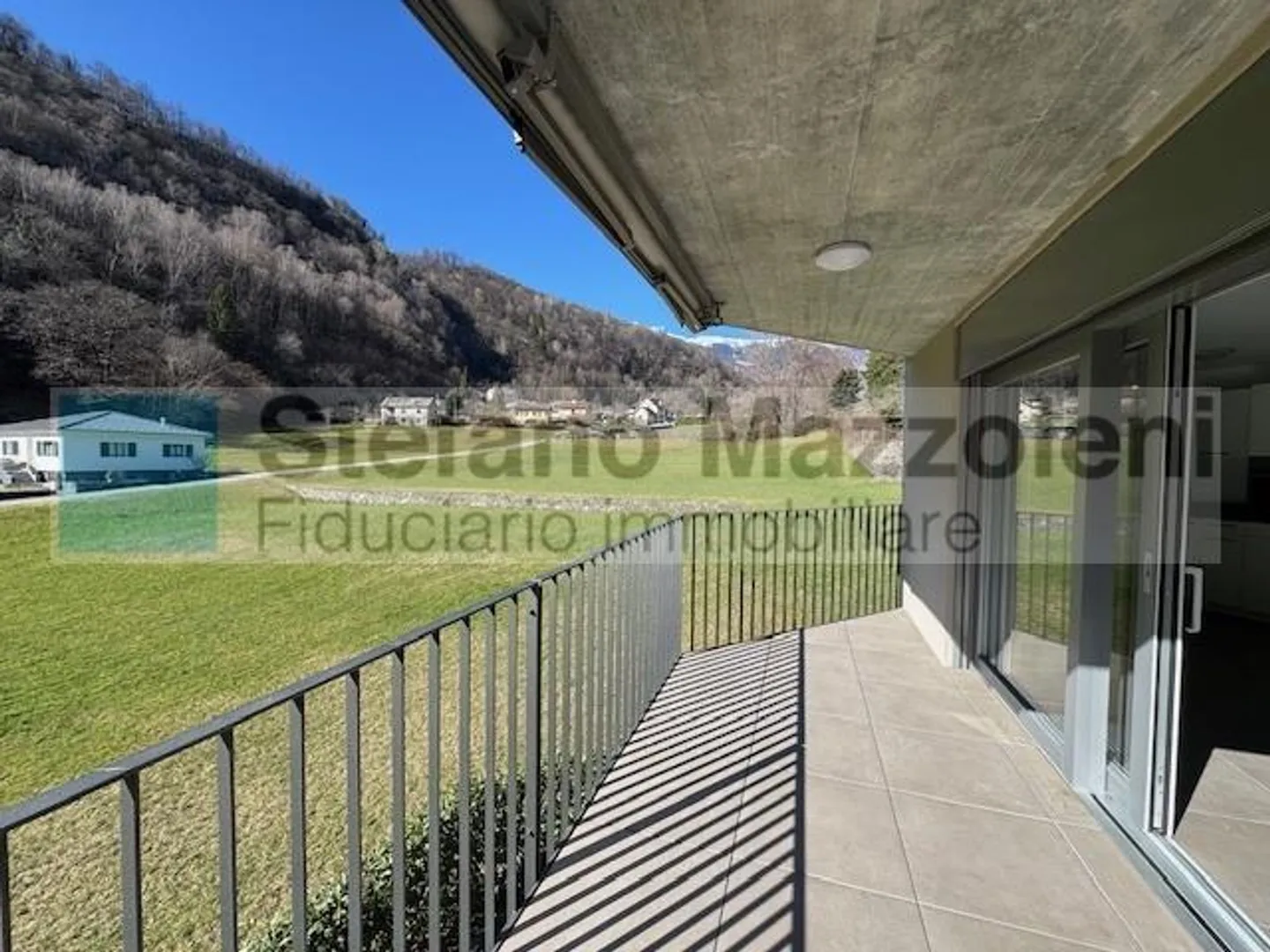 Appartamento moderno con terrazza - Foto 1 di 8