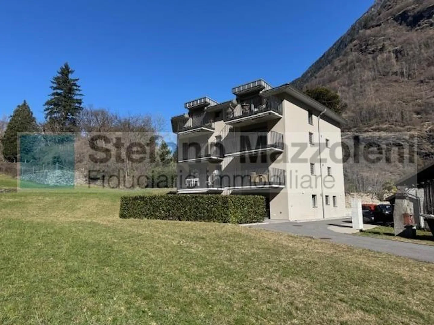 Appartamento moderno con terrazza - Foto 2 di 8