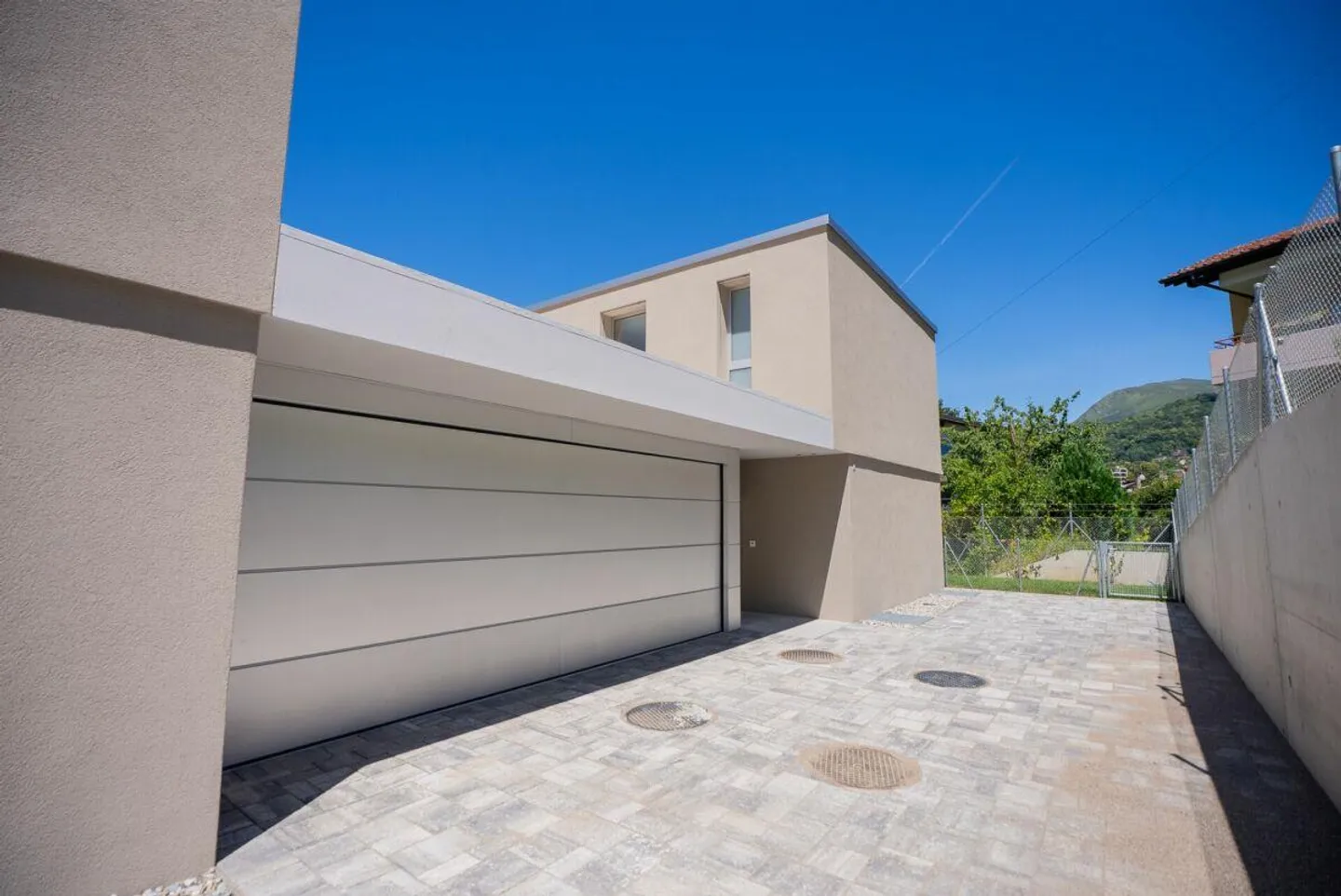 High-Modern Design Villas in Cadro - Photo 3 of 25