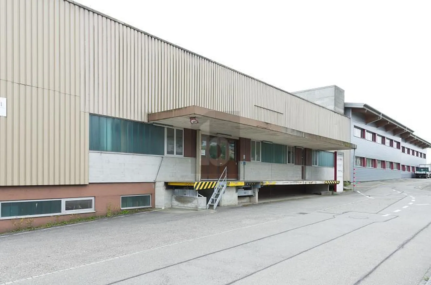 PRODUCTION AREA WITH 6 METERS OF INTERIOR HEIGHT - Photo 4 of 6