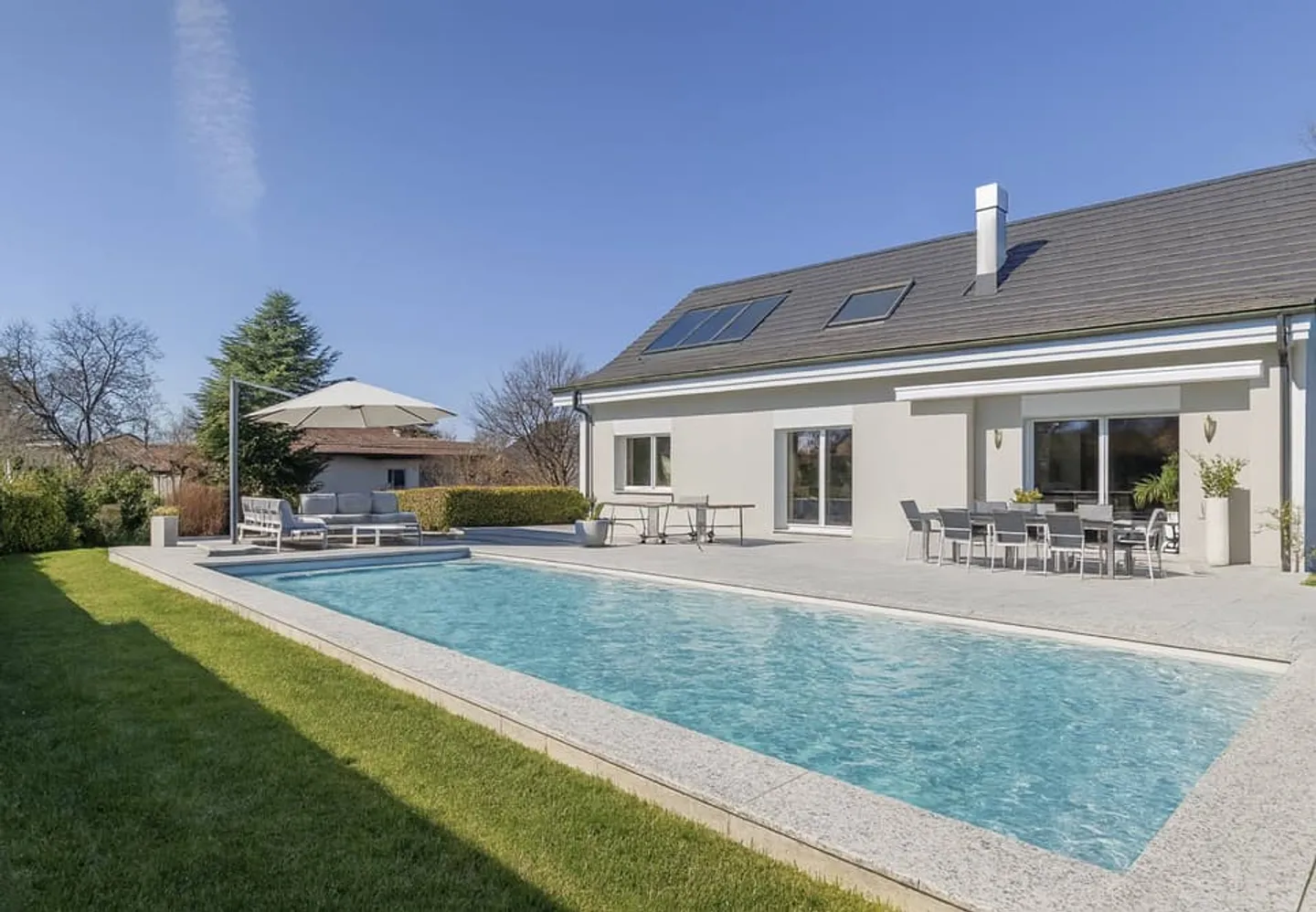 Renovated individual villa of 300 m², quiet and residential environment - Photo 1 of 13