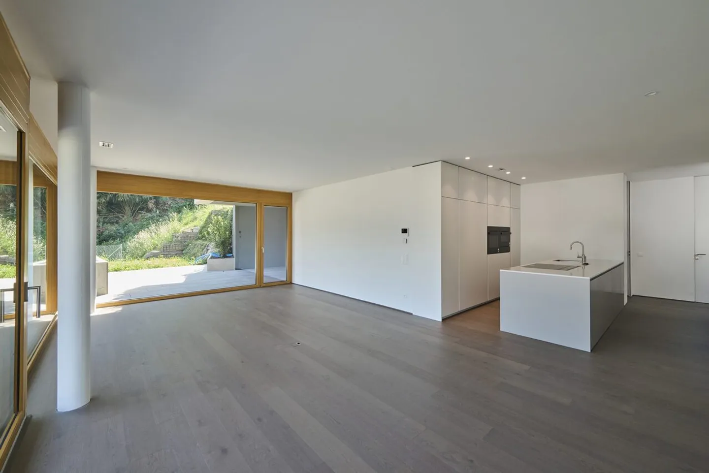 Appartement Moderne avec Terrasse, Jardin et Vue sur la Montagne - Photo 2 sur 14