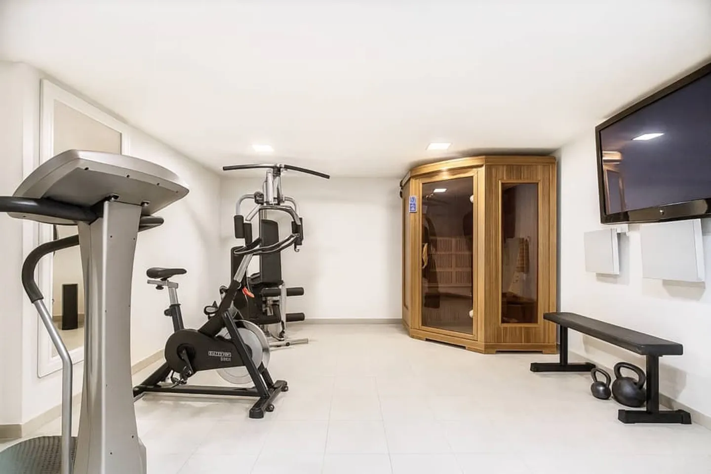 Renovated individual villa of 300 m², quiet and residential environment - Photo 11 of 13