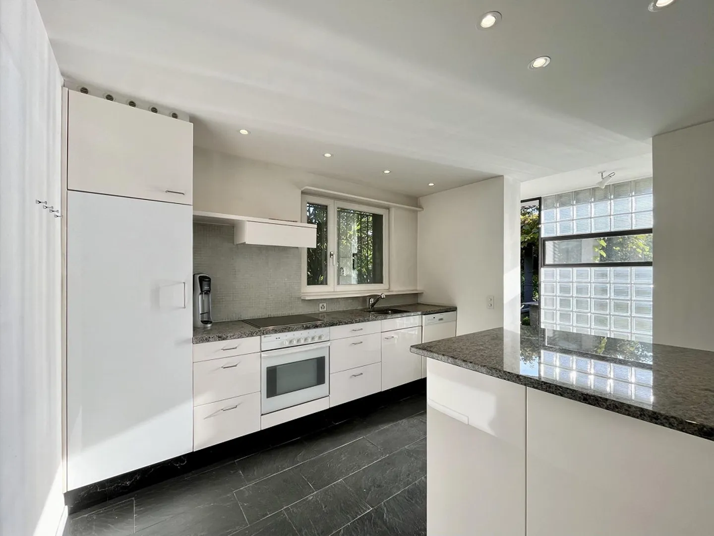 Elegantes Zweifamilienhaus mit 6.5 Zimmern und Garten in Balerna - Foto 3 von 8