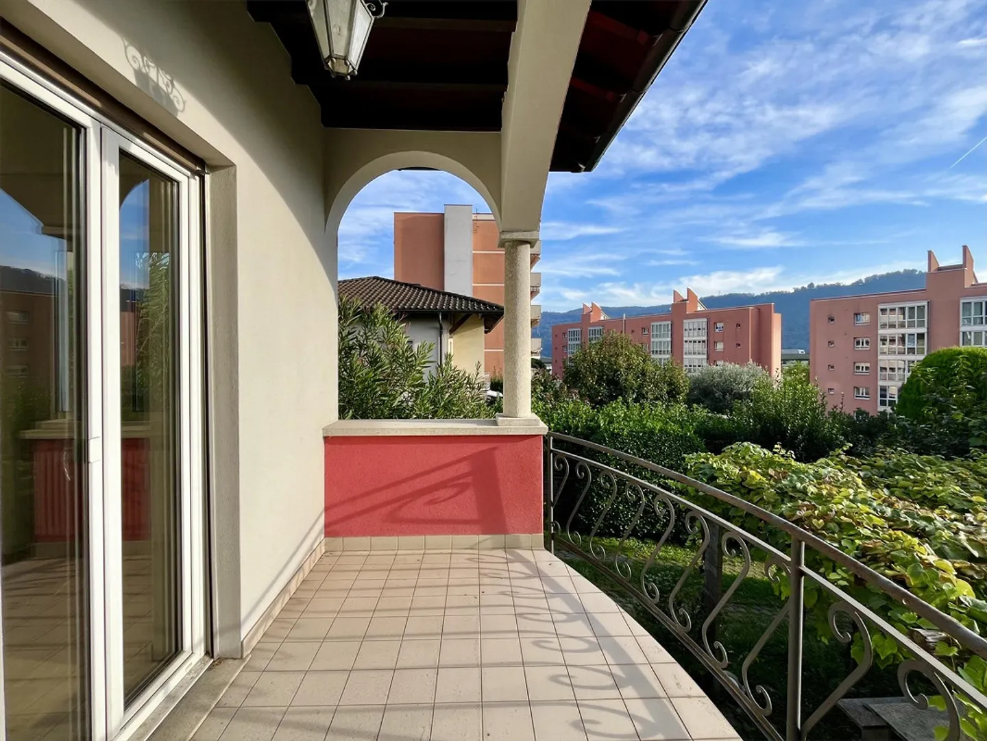 Elegantes Zweifamilienhaus mit 6.5 Zimmern und Garten in Balerna - Foto 7 von 8