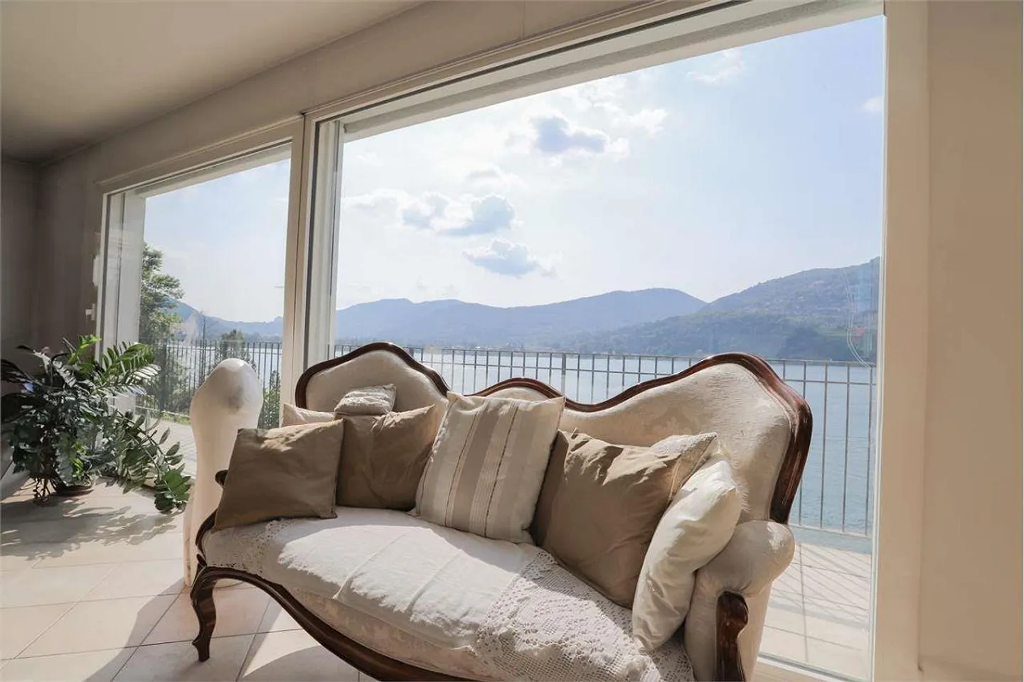 Villa with Lake View in Montagnola - Photo 1 of 12