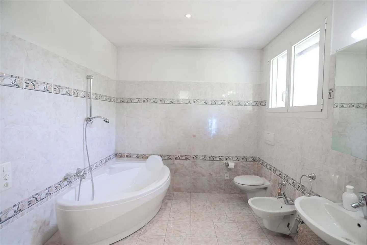 Villa with Lake View in Montagnola - Photo 11 of 12