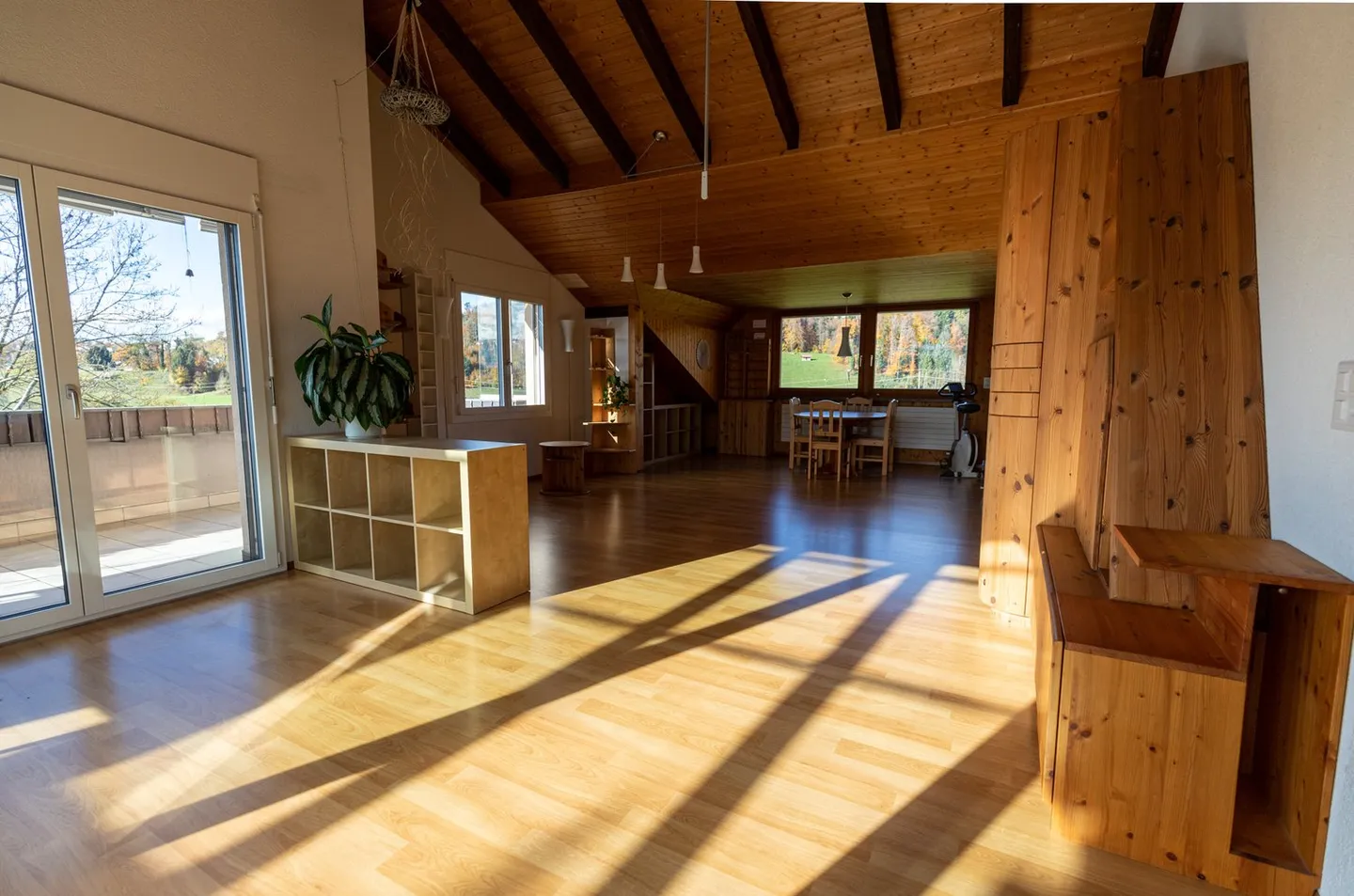 Grosszügige, charmante Dachwohnung in idyllischem Familienquartier - Foto 1 von 14