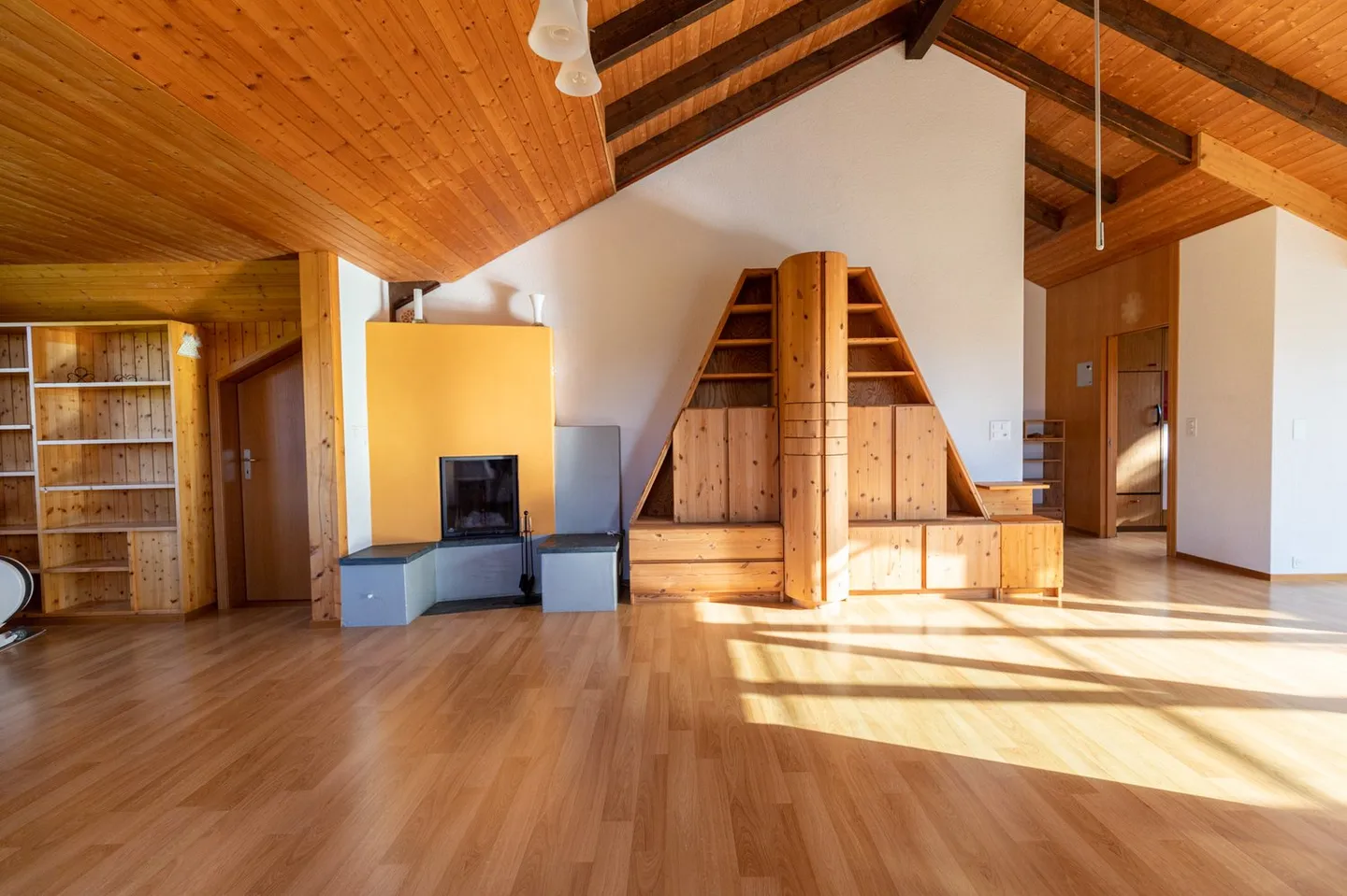 Grosszügige, charmante Dachwohnung in idyllischem Familienquartier - Foto 2 von 14