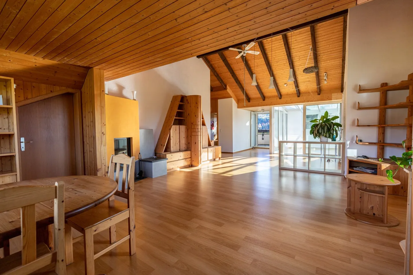 Grosszügige, charmante Dachwohnung in idyllischem Familienquartier - Foto 3 von 14