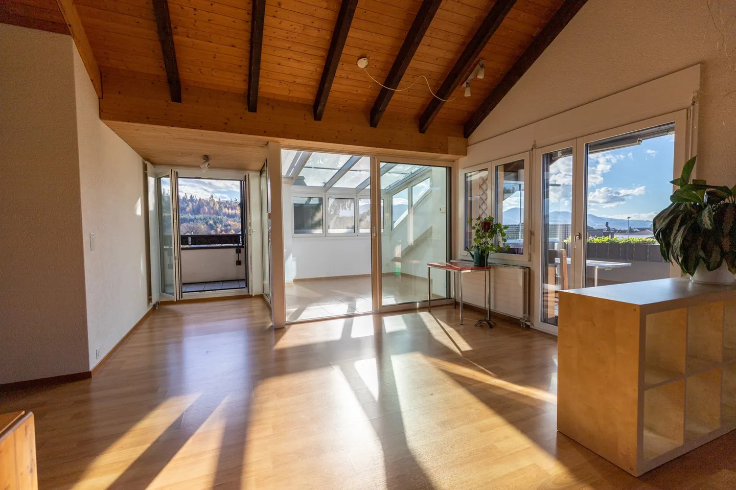 Grosszügige, charmante Dachwohnung in idyllischem Familienquartier - Foto 4 von 14