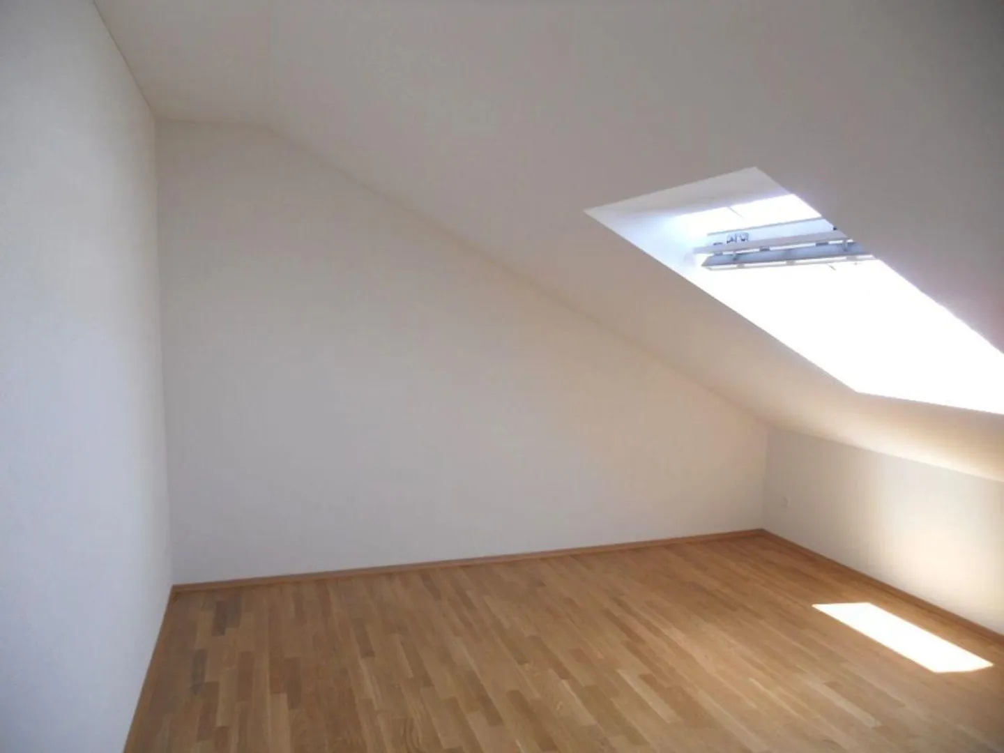Luminoso appartamento mansardato di 2,5 stanze con grande balcone - Foto 3 di 11