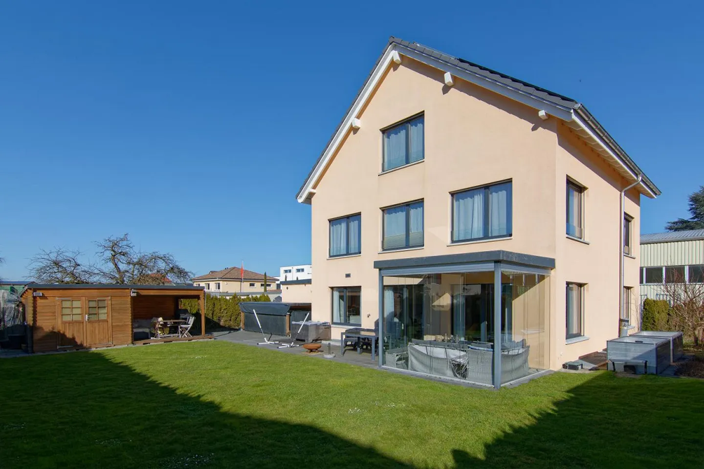 Exklusives grosses 7.5-Zimmer EFH mit Poolanlage - Foto 1 von 10