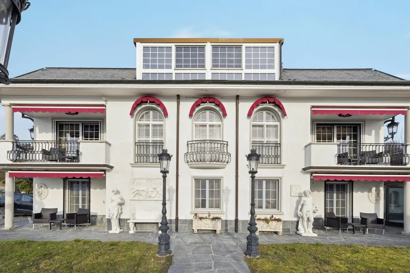 Villa Élégante avec Vue sur le Lac - Photo 1 sur 7