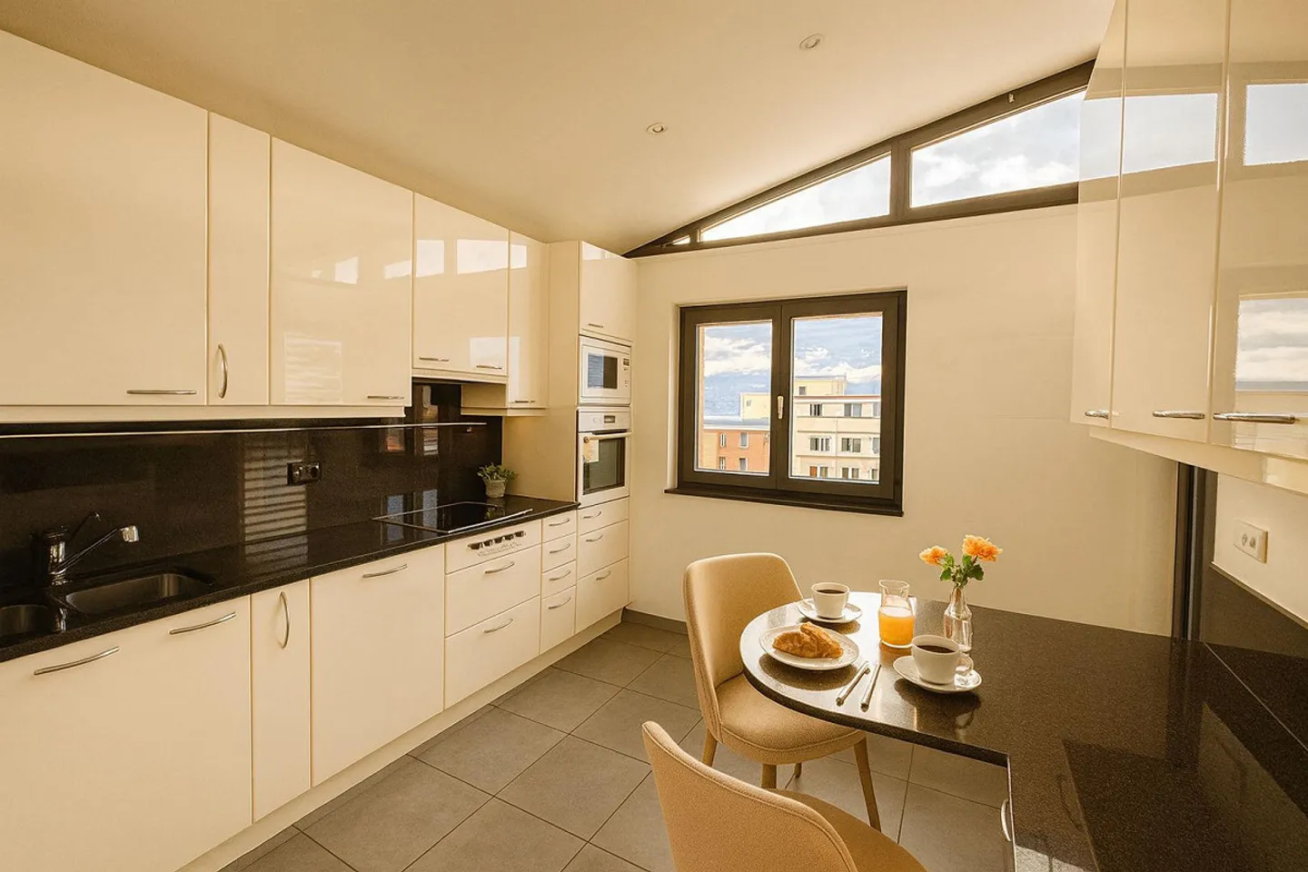 Appartement en Attique 5.5 avec vue sur le lac à Muralto - Résidence secondaire - Photo 5 sur 6