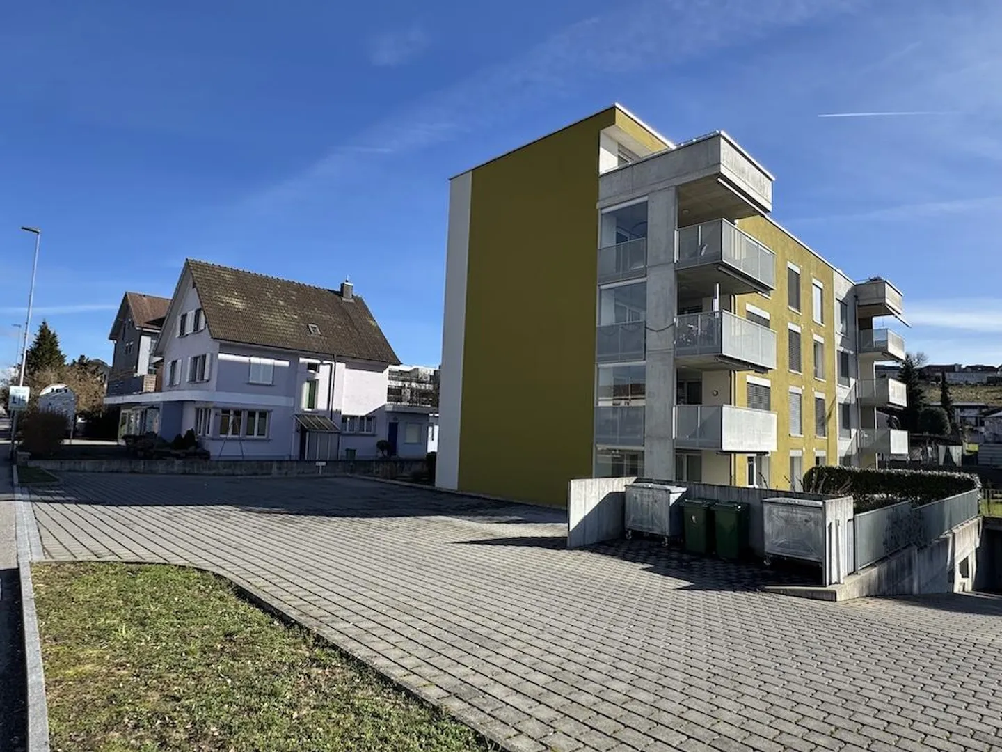 Terrain constructible avec une forte utilisation (AZ 0.9) et propriété existante - Photo 1 sur 4