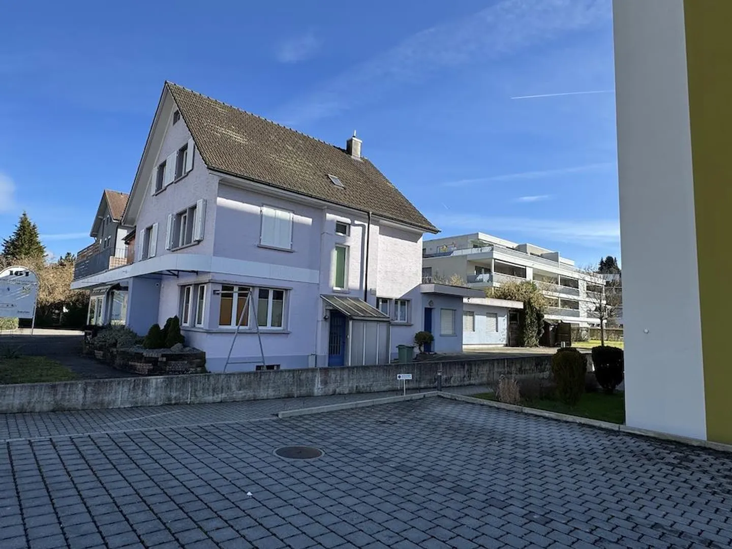 Terrain constructible avec une forte utilisation (AZ 0.9) et propriété existante - Photo 2 sur 4