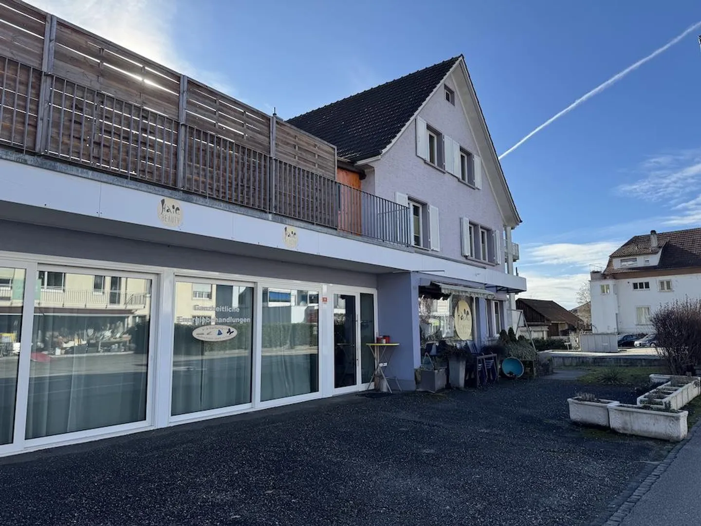 Terrain constructible avec une forte utilisation (AZ 0.9) et propriété existante - Photo 3 sur 4