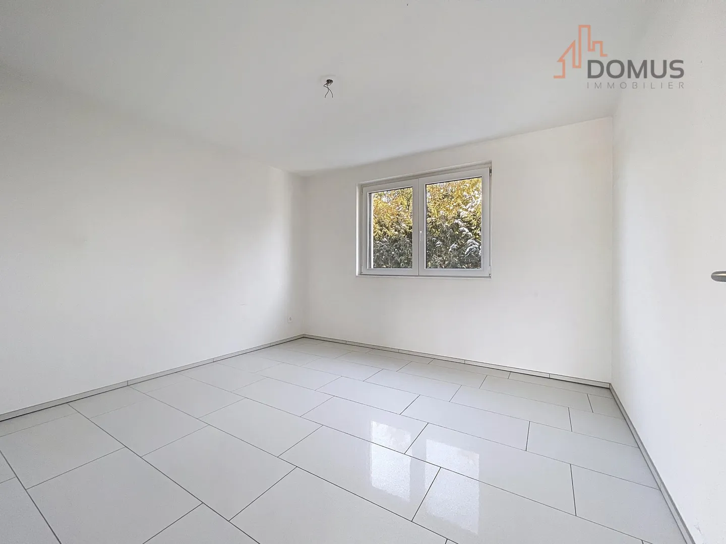 Ampio appartamento moderno con grande terrazza in edificio recente - Foto 6 di 13