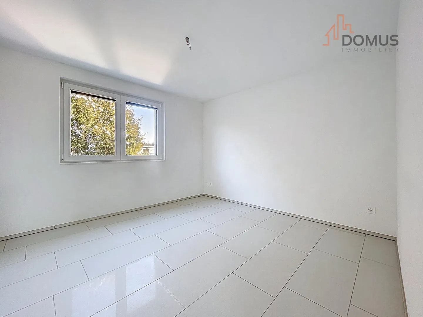 Ampio appartamento moderno con grande terrazza in edificio recente - Foto 7 di 13