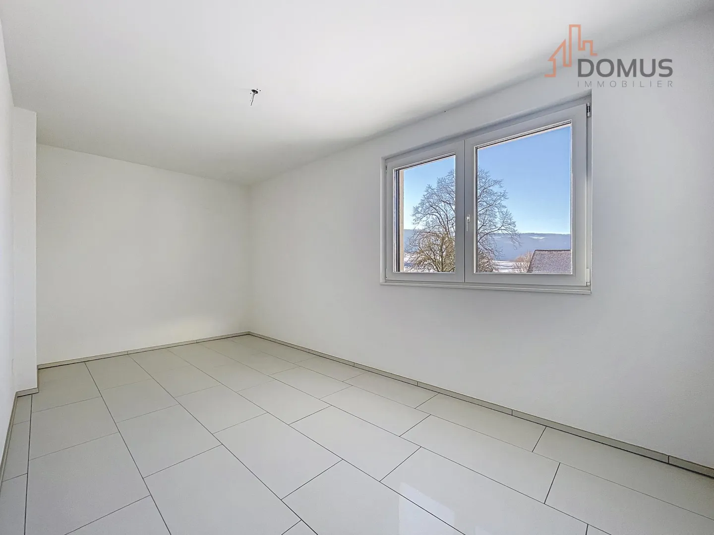 Ampio appartamento moderno con grande terrazza in edificio recente - Foto 8 di 13