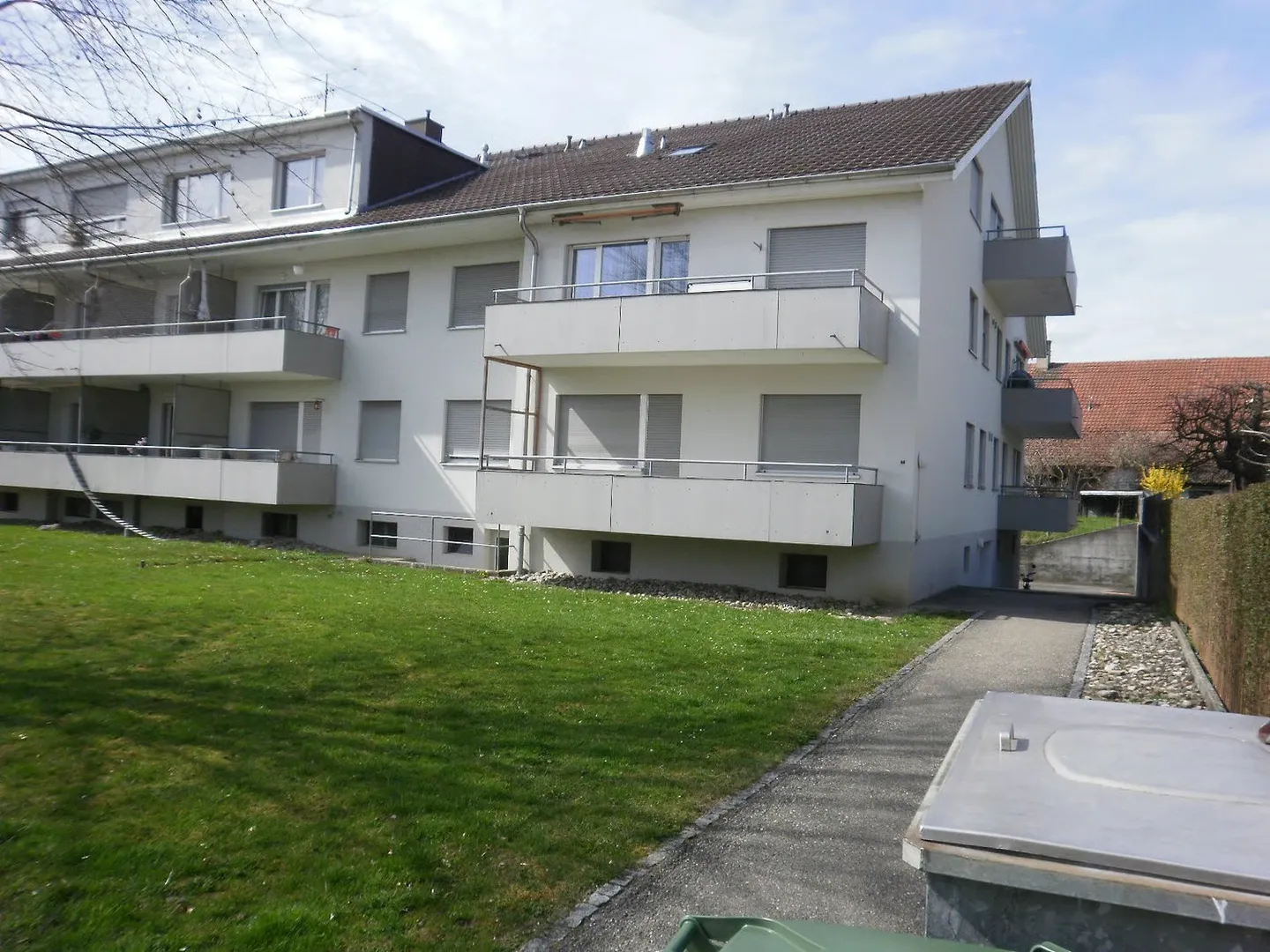 Luminoso appartamento di 3,5 stanze con balcone nel tranquillo Schwadernau - Foto 1 di 10
