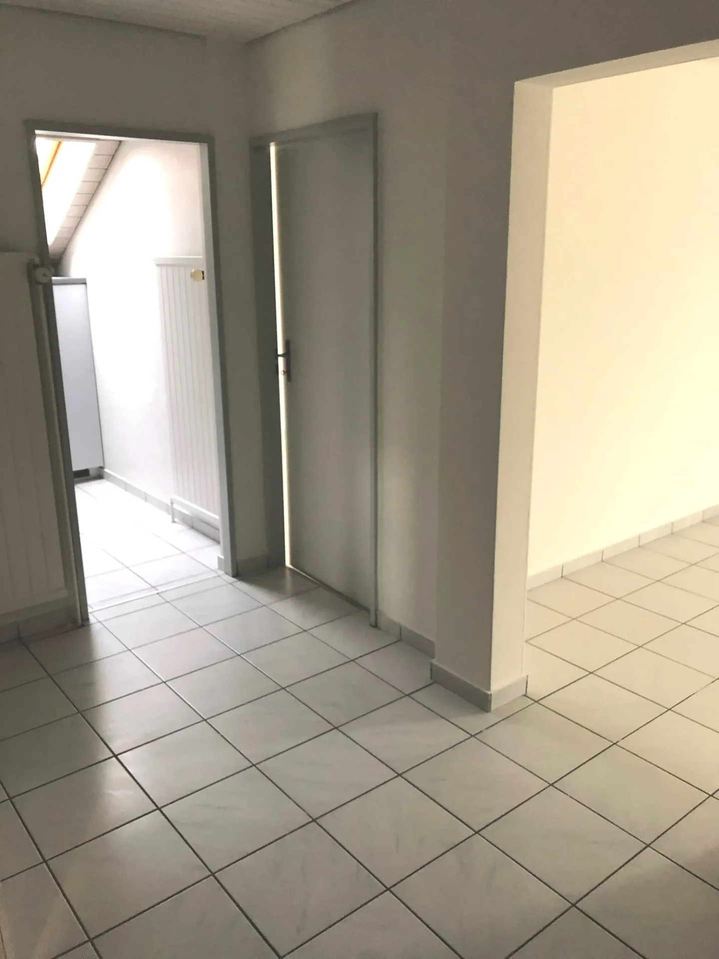 Luminoso appartamento di 3,5 stanze con balcone nel tranquillo Schwadernau - Foto 4 di 10