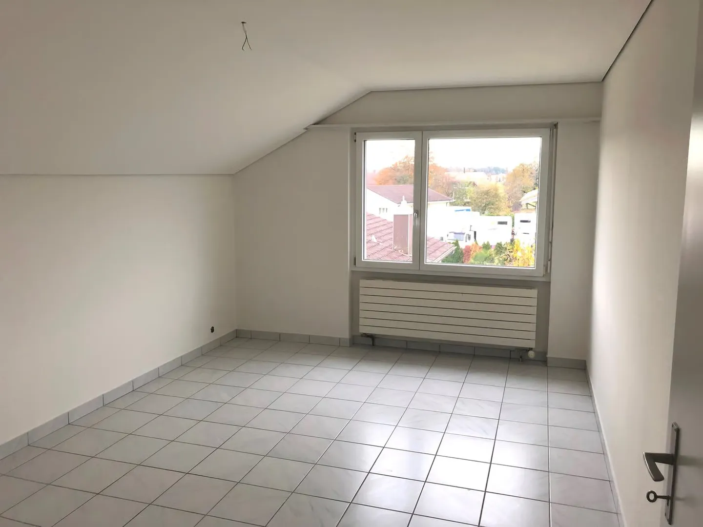 Luminoso appartamento di 3,5 stanze con balcone nel tranquillo Schwadernau - Foto 5 di 10