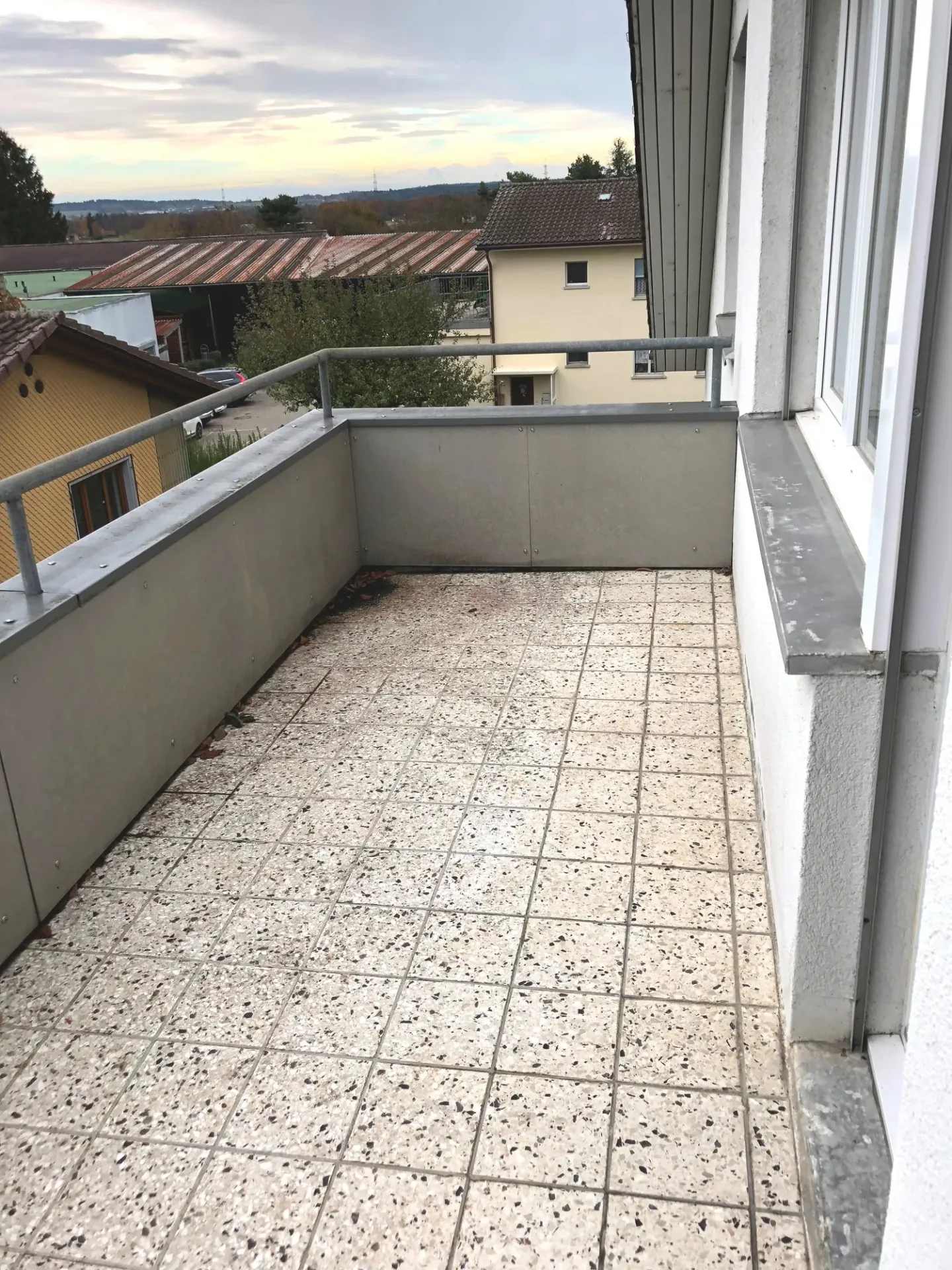 Luminoso appartamento di 3,5 stanze con balcone nel tranquillo Schwadernau - Foto 8 di 10