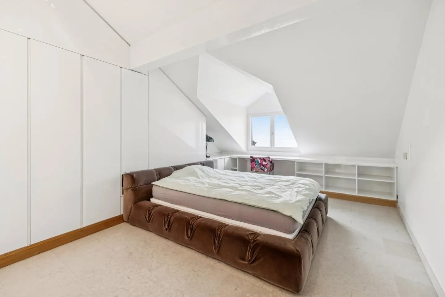 SUPERB DUPLEX WITH A VIEW OF THE LAKE - Photo 5 of 12
