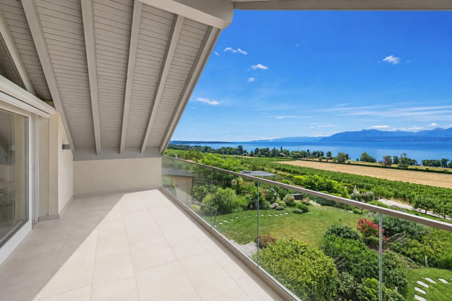 SUPERB DUPLEX WITH A VIEW OF THE LAKE - Photo 4 of 12