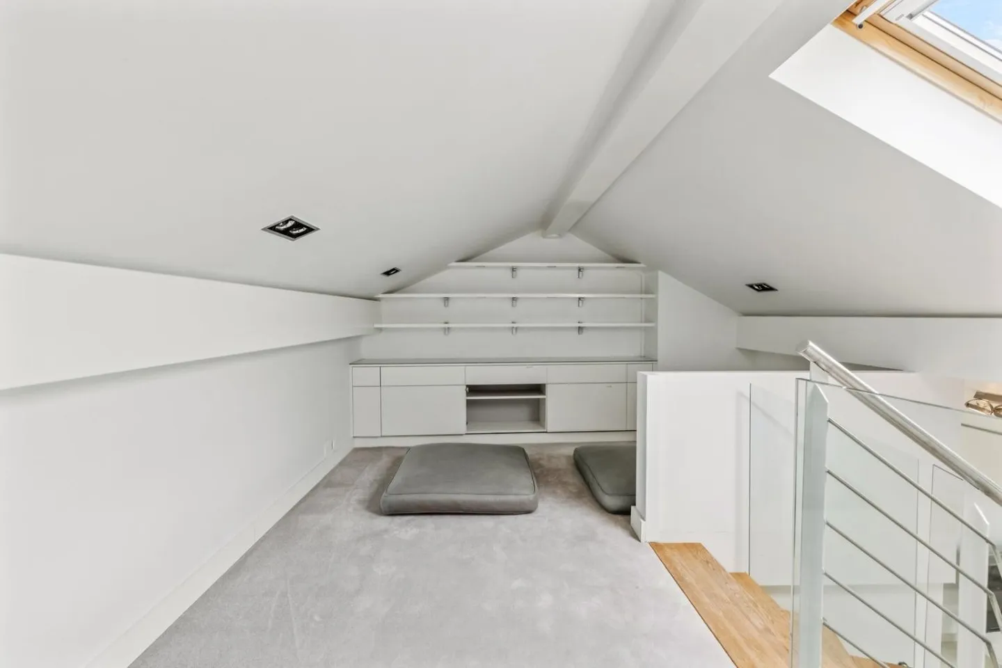 SUPERB DUPLEX WITH A VIEW OF THE LAKE - Photo 10 of 12