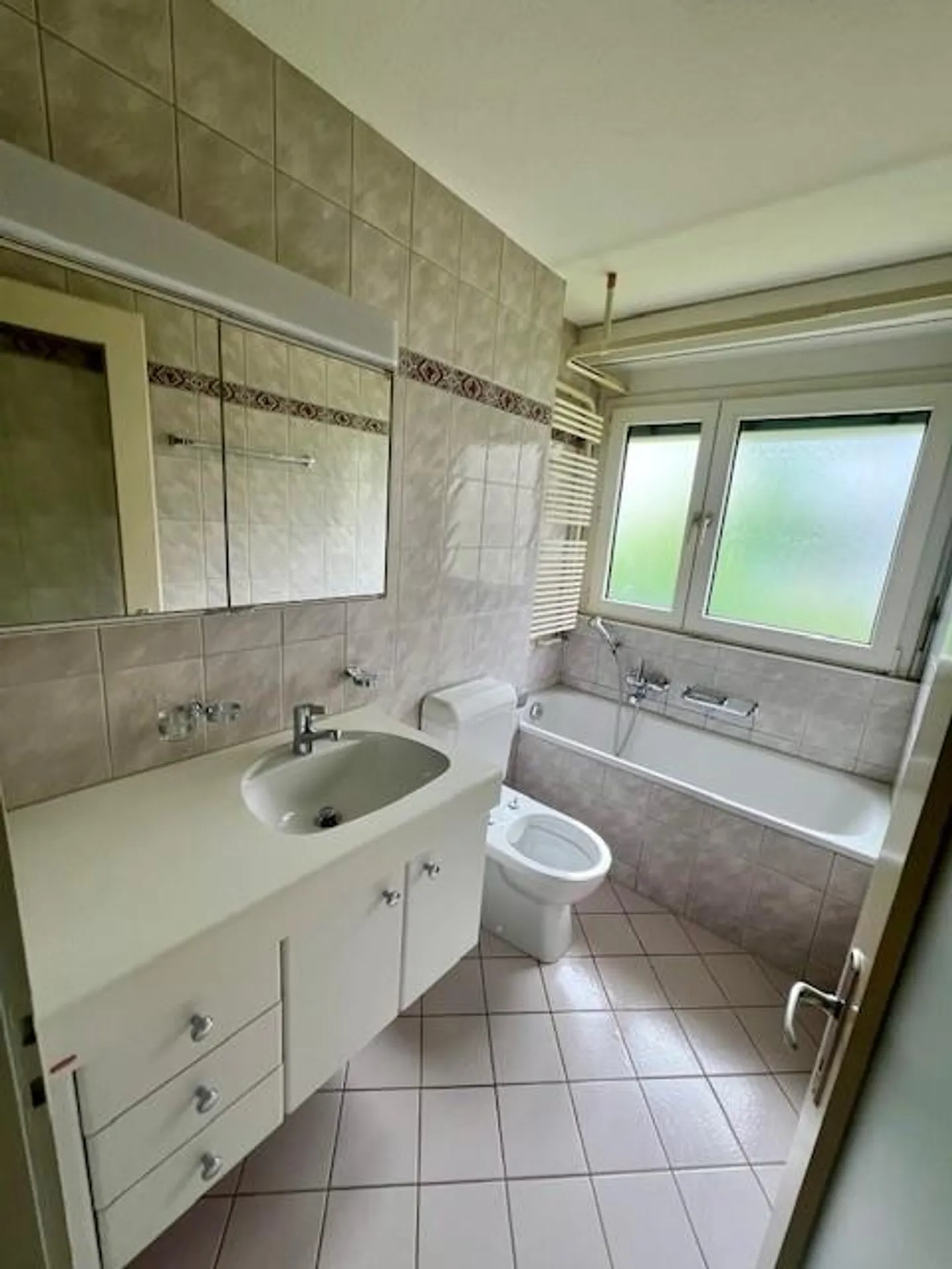 Appartamento accogliente di 4,5 stanze in una posizione tranquilla nel quartiere di Schönbühl - Foto 6 di 9