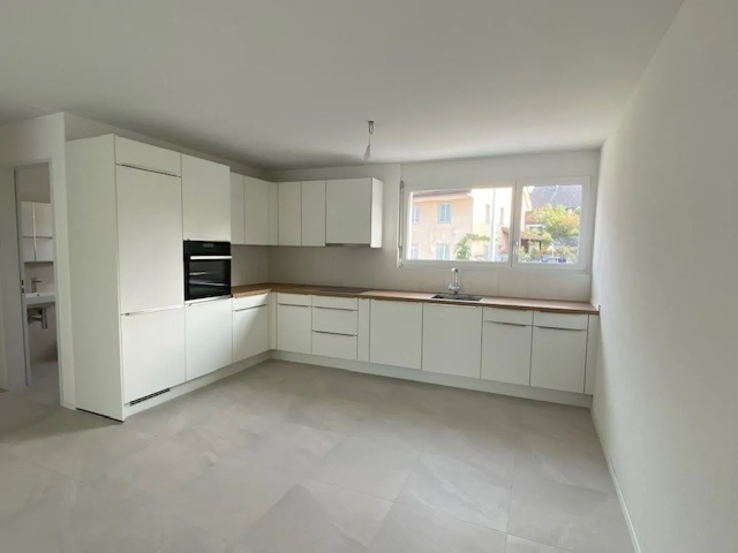 FIRST RENTAL - PENTHOUSE APARTMENT - CenterSeon² - Photo 3 of 13