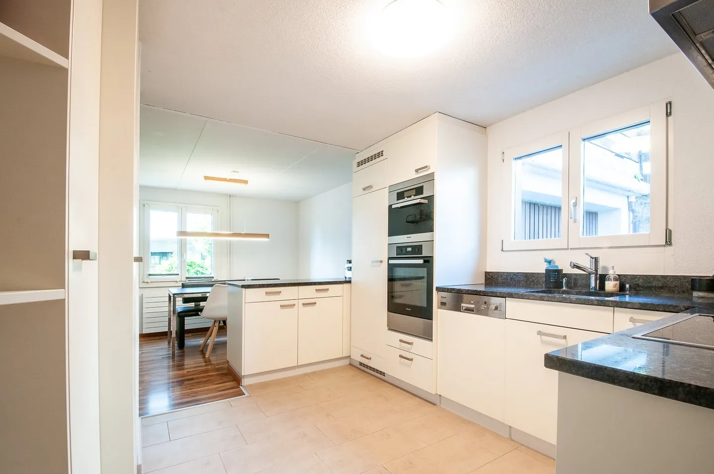 Casa unifamiliare con vista e potenziale in una posizione privilegiata - Foto 2 di 13