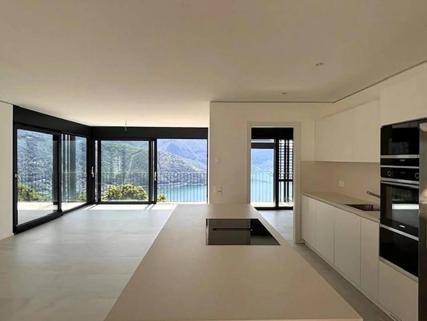 Appartamento moderno con vista lago - Foto 1 di 9