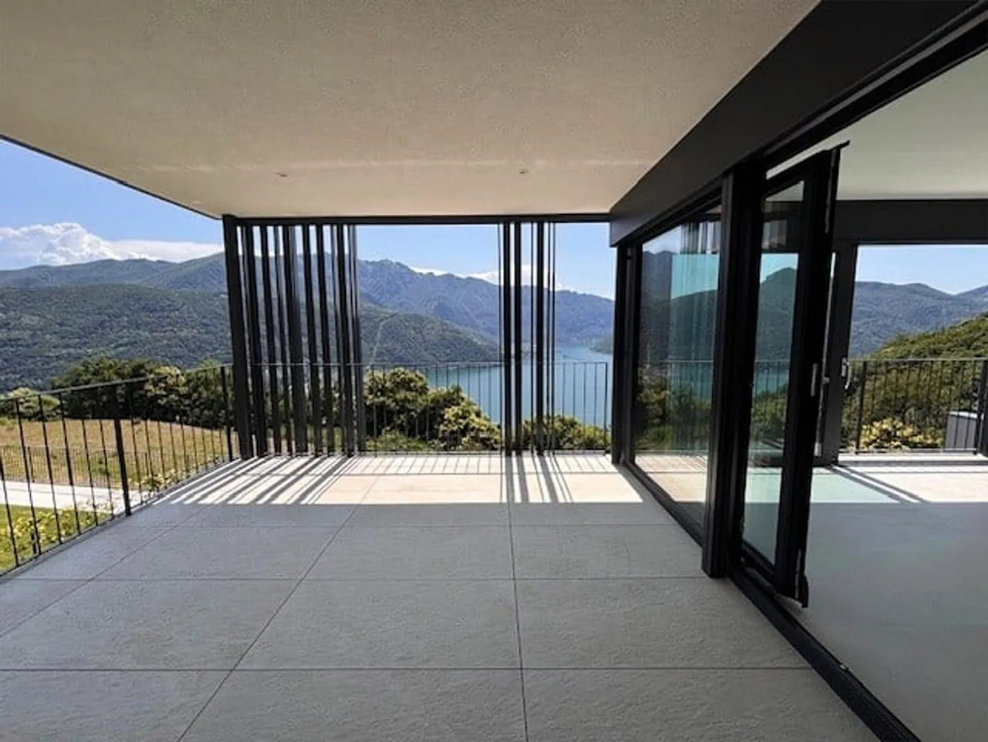 Appartamento moderno con vista lago - Foto 2 di 9