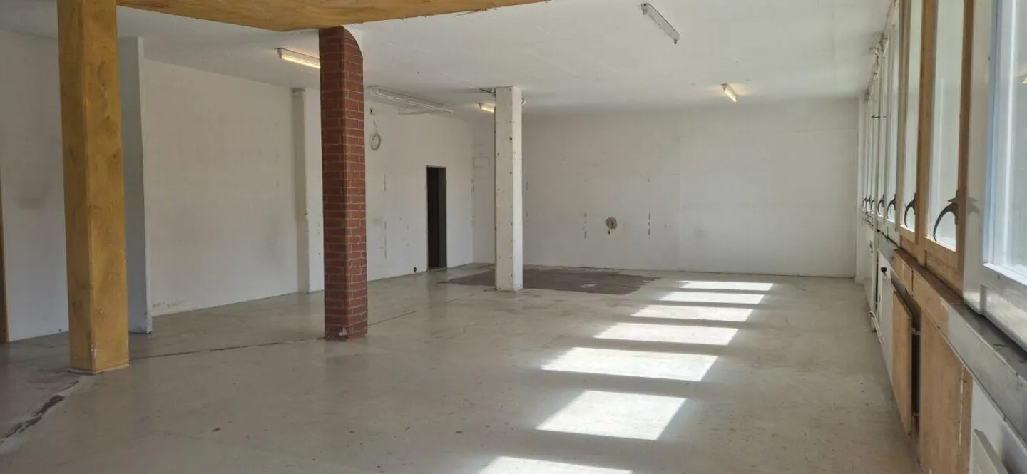 Commercial space with versatile usage options - Photo 2 of 4