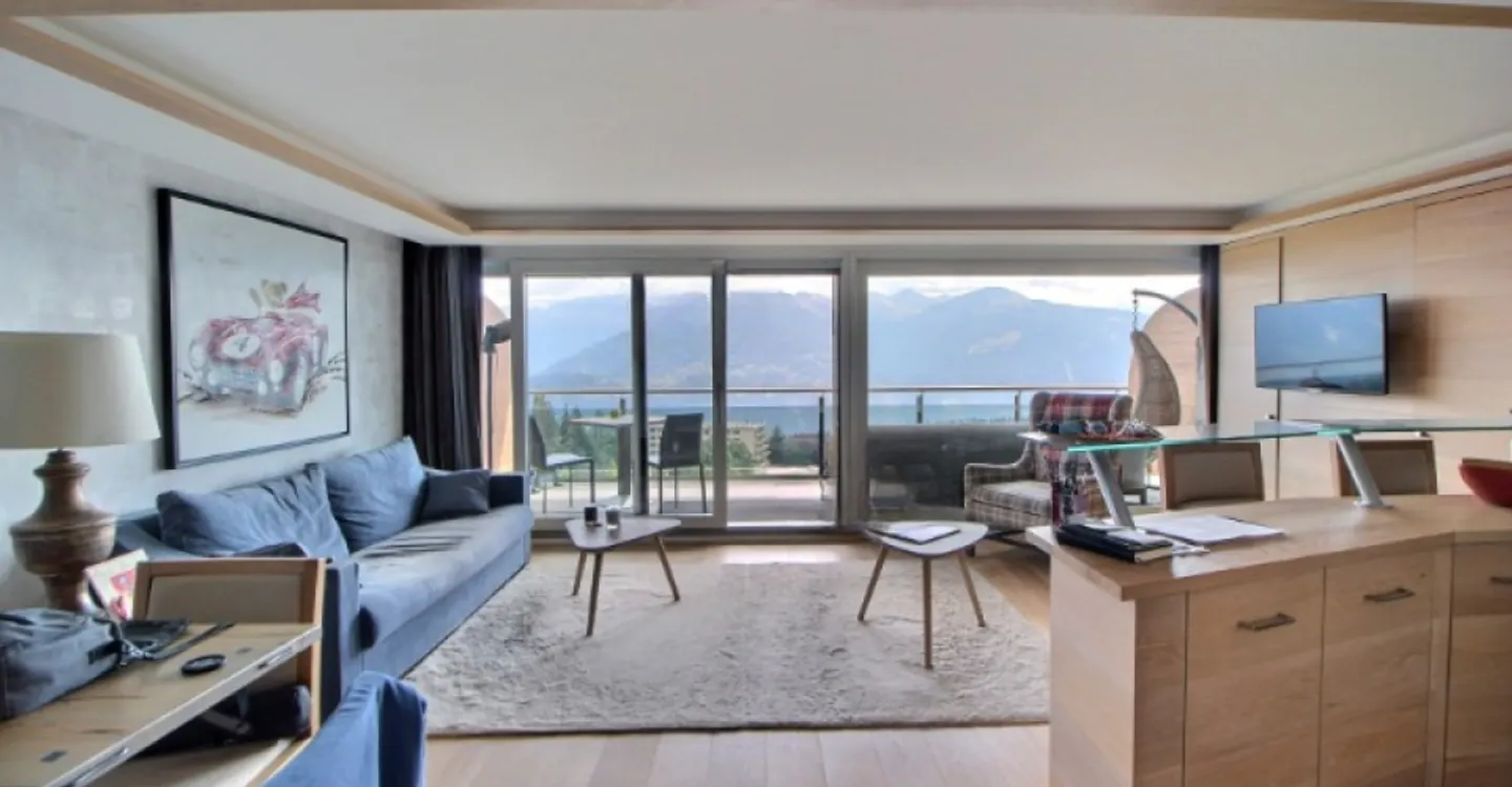 Exclusive 3.5-room apartment with panoramic view, hotel services and immediate proximity to the slopes - Photo 1 of 7