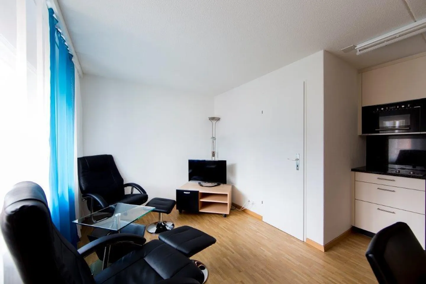 Appartement moderne meublé d'une chambre au 3ème étage - Photo 3 sur 7