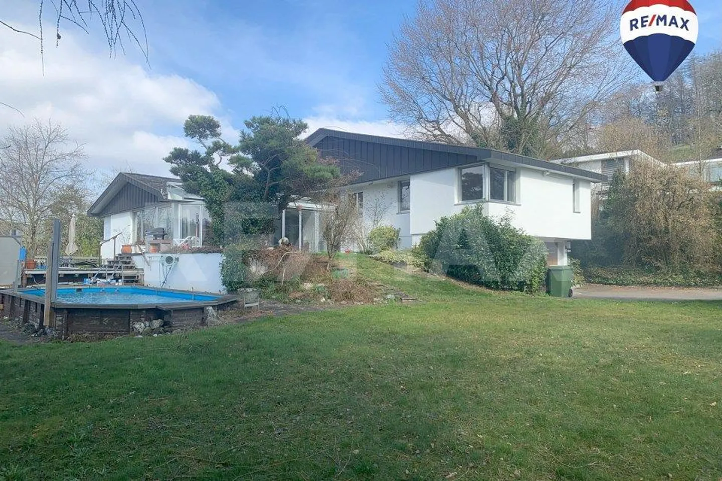 Villa individuelle de 7,5 pièces avec piscine, réserve foncière dans un emplacement unique - Photo 2 sur 12