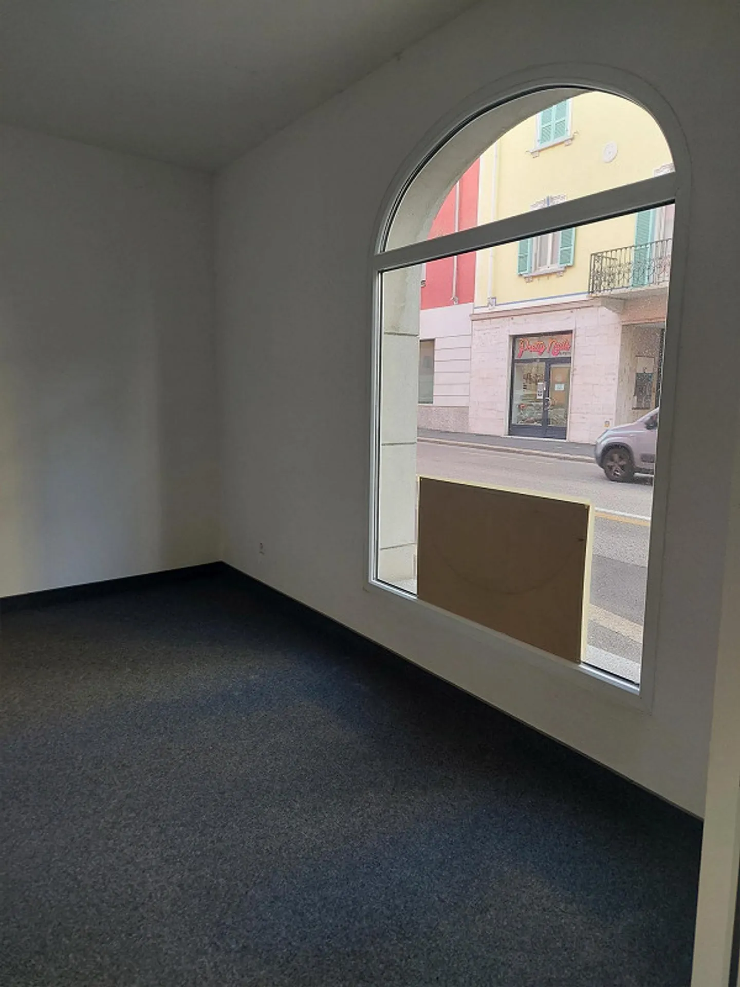 Negozio sul Corso San Gottardo - Foto 2 di 8