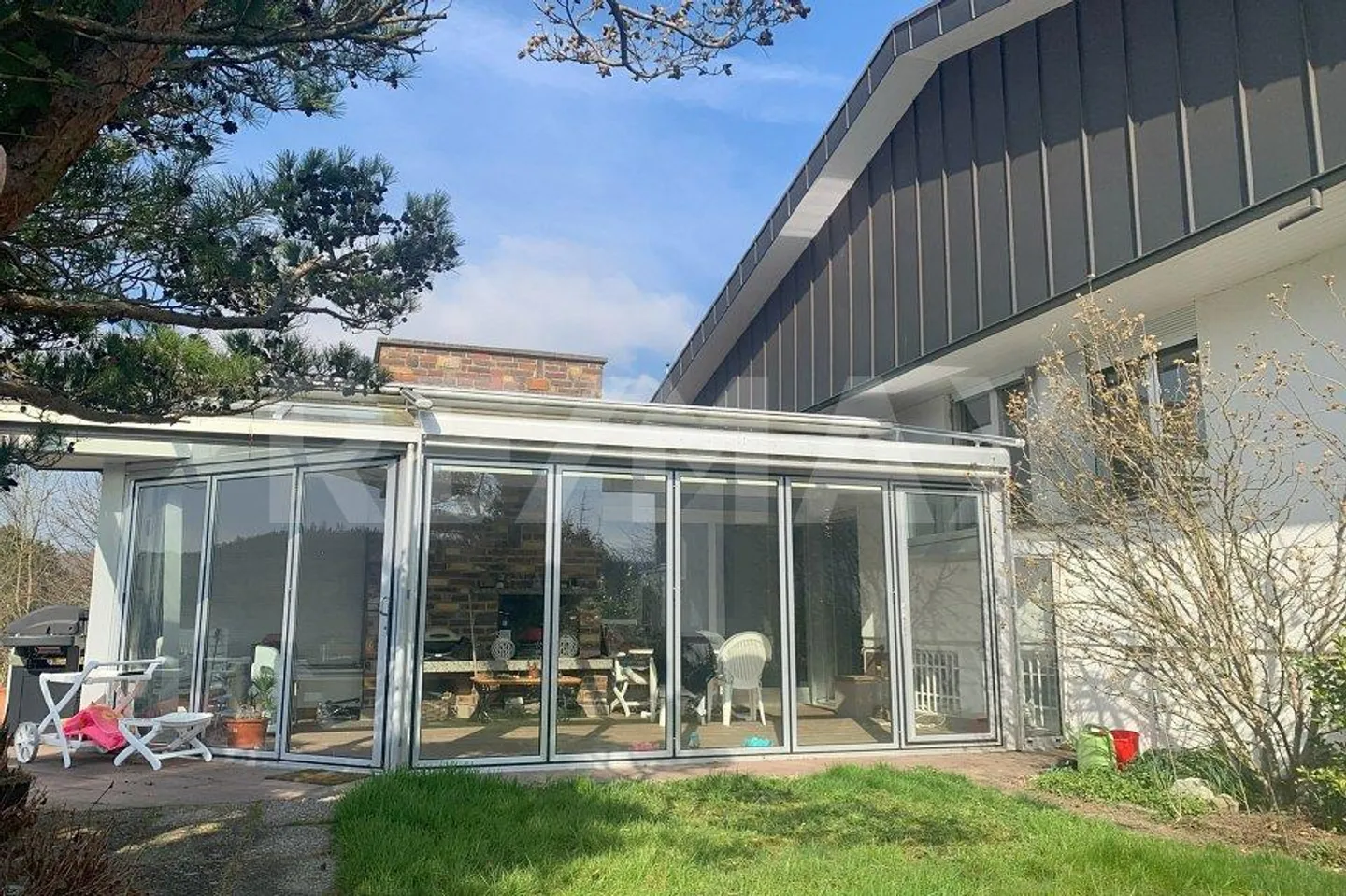 Villa individuelle de 7,5 pièces avec piscine, réserve foncière dans un emplacement unique - Photo 3 sur 12
