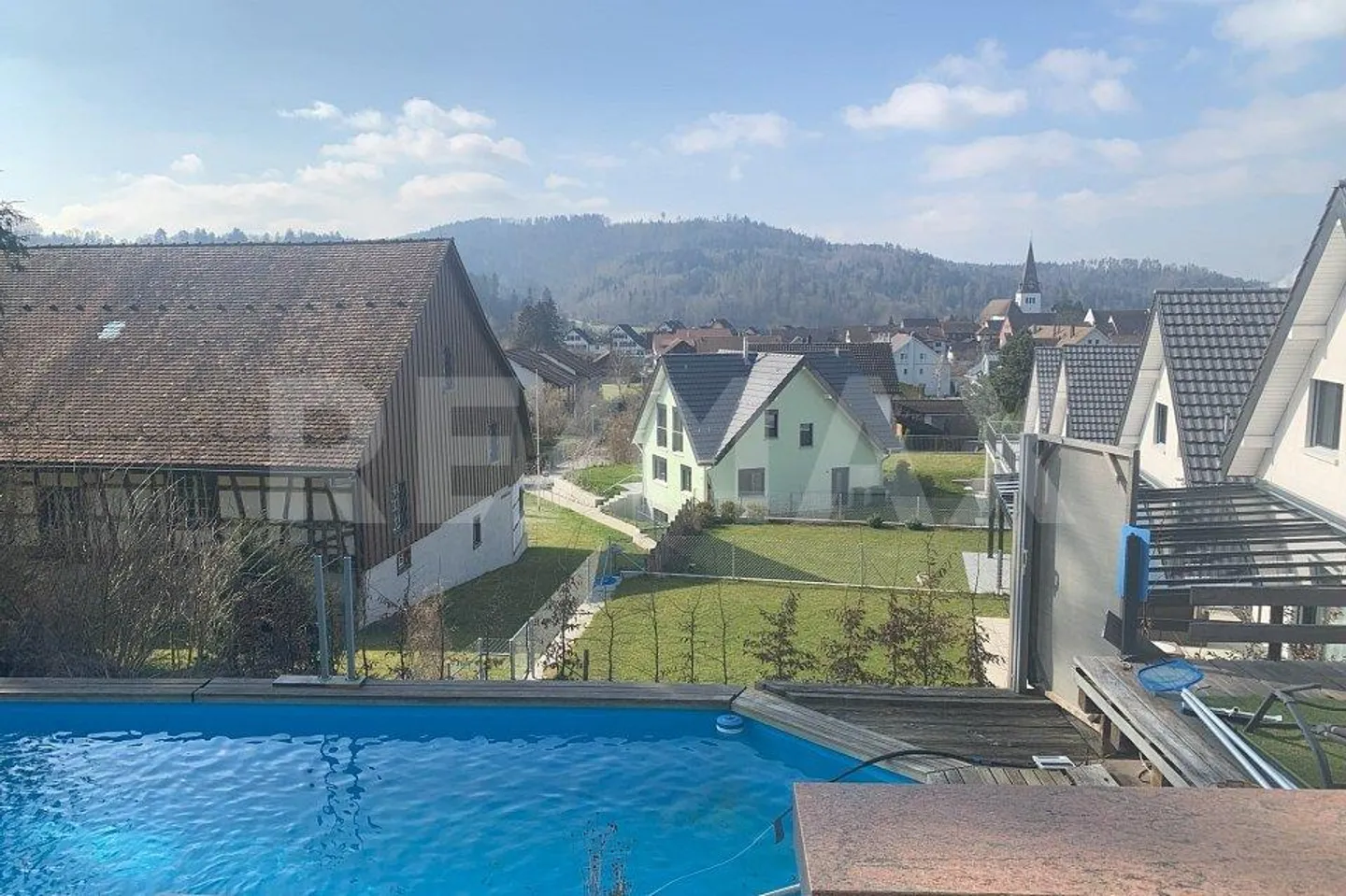 Villa individuelle de 7,5 pièces avec piscine, réserve foncière dans un emplacement unique - Photo 1 sur 12