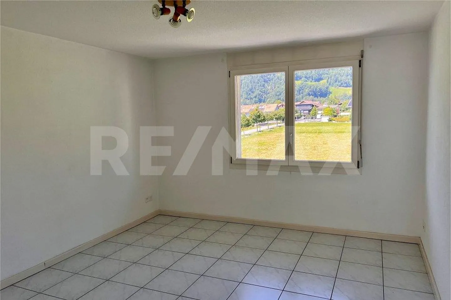 Large 5½ Room Apartment on the Outskirts of Unterseen, Flexible and Bright! - Photo 7 of 11
